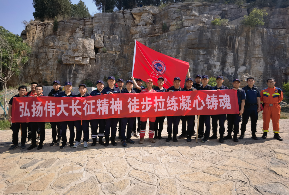 山東三箭應(yīng)急救援隊(duì)開展山地救援培訓(xùn)