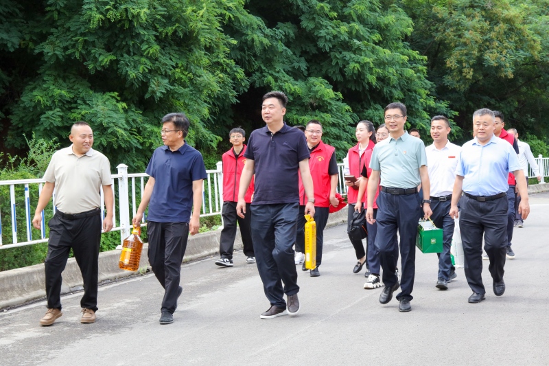 鄉(xiāng)村振興共奮進 真情幫扶暖民心——集團公司開展“第一書記”幫扶村走訪慰問活動-1-800